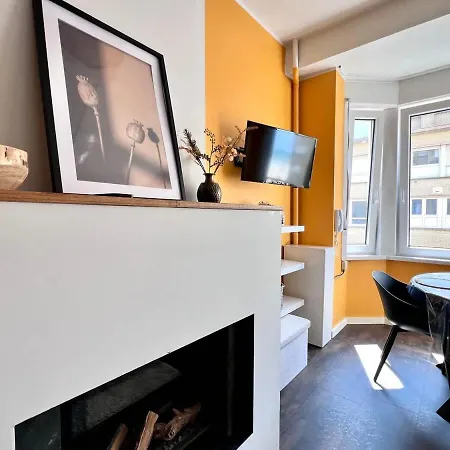 1 Min Beachfront & Sea View Sleeps 6