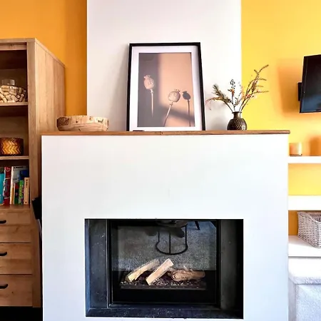 1 Min Beachfront & Sea View Sleeps 6 Apartment