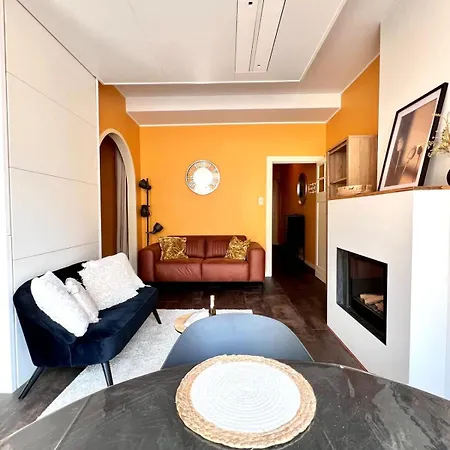 1 Min Beachfront & Sea View Sleeps 6 Apartment *