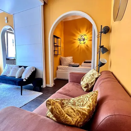 1 Min Beachfront & Sea View Sleeps 6 Apartment *