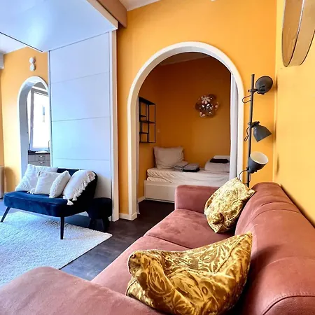 1 Min Beachfront & Sea View Sleeps 6 Apartment