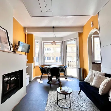 1 Min Beachfront & Sea View Sleeps 6 Apartment