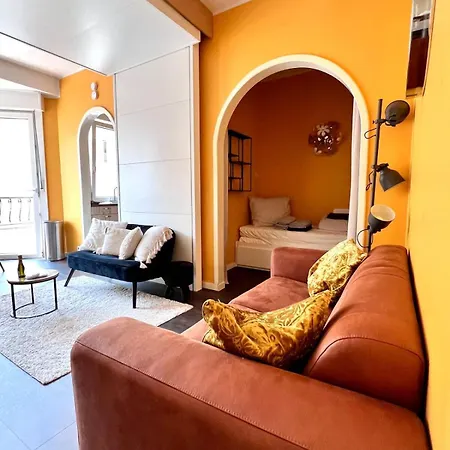 1 Min Beachfront & Sea View Sleeps 6