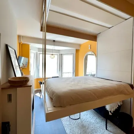 1 Min Beachfront & Sea View Sleeps 6 Apartment