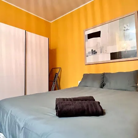 1 Min Beachfront & Sea View Sleeps 6 Apartment