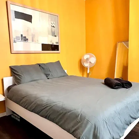1 Min Beachfront & Sea View Sleeps 6 Apartment *