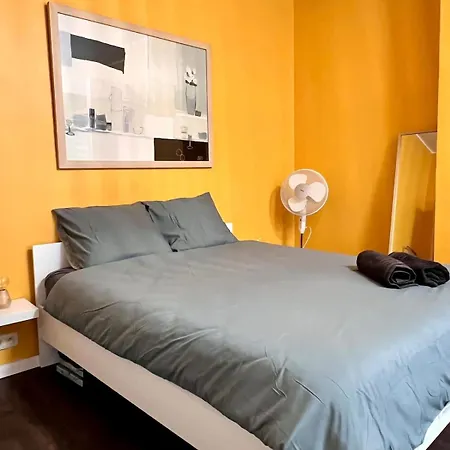 1 Min Beachfront & Sea View Sleeps 6 Apartment