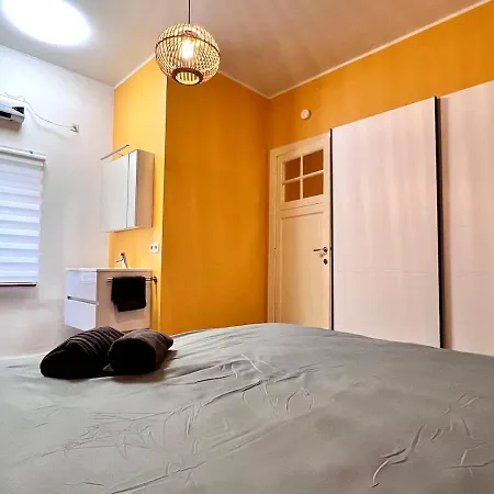 1 Min Beachfront & Sea View Sleeps 6 Apartment