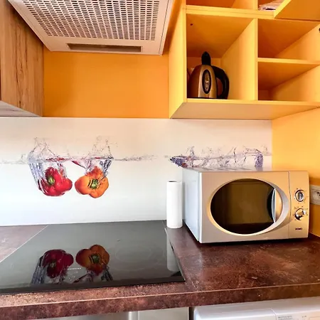 1 Min Beachfront & Sea View Sleeps 6 Apartment