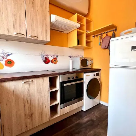 1 Min Beachfront & Sea View Sleeps 6 *