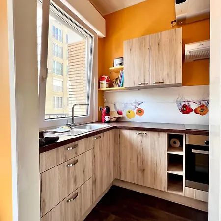 1 Min Beachfront & Sea View Sleeps 6 Apartment *