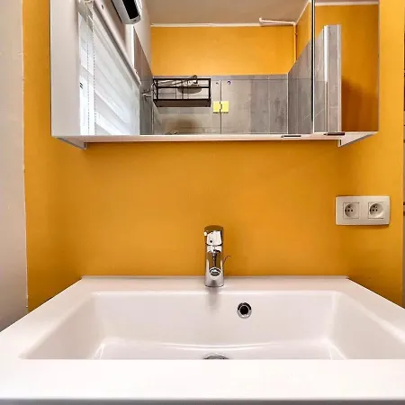 1 Min Beachfront & Sea View Sleeps 6