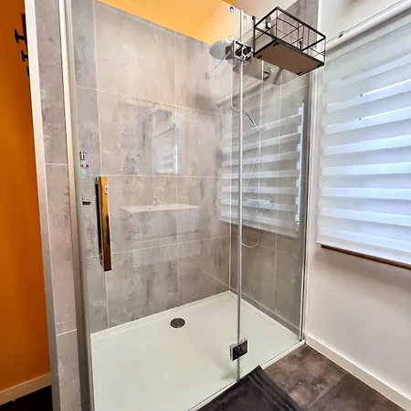 Apartment 1 Min Beachfront & Sea View Sleeps 6 *