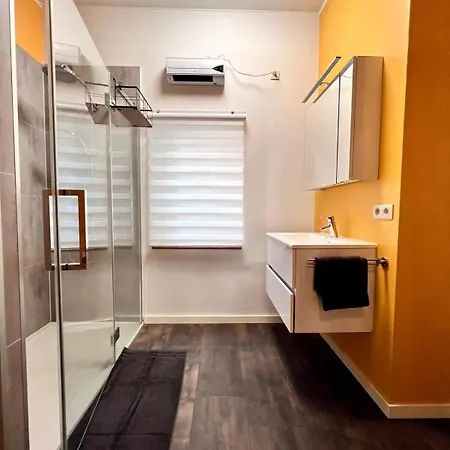 1 Min Beachfront & Sea View Sleeps 6