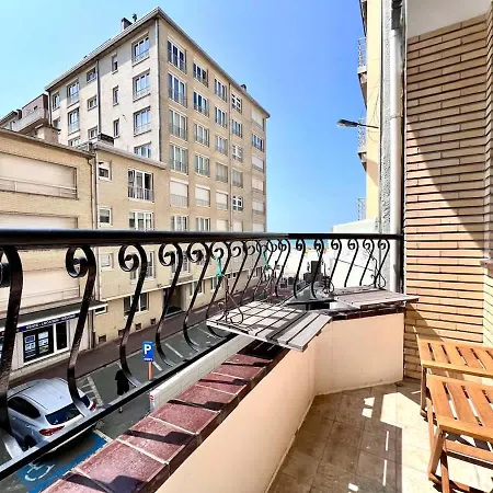 1 Min Beachfront & Sea View Sleeps 6 Apartment